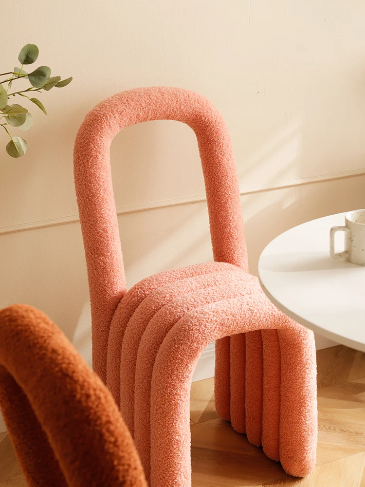 נורדי יצירתי הצורה המוזרה הכיסא הביתה השינה חנות בגדים באינטרנט סלבריטאים צואה מסרק איפור מעצב האוכל הכיסא - 1